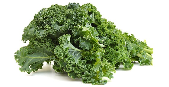 Un alimento super saludable es la col rizada