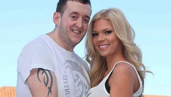 fotografía de hombre feo con mujer muy bella