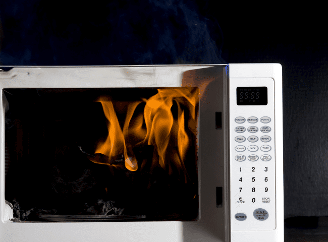 fotografía microondas ardiendo
