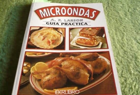 fotografía de libro de recetas sanas en el microondas